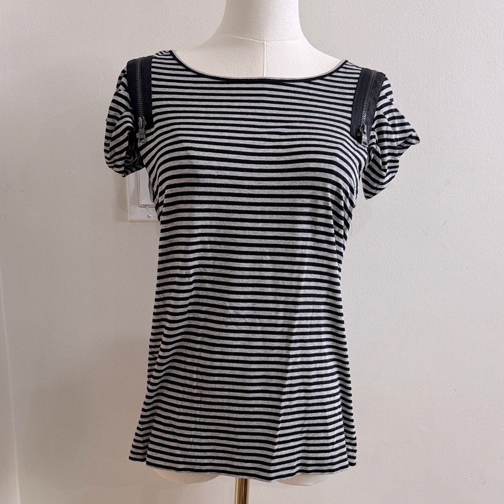 CynthiaSteffe Black Gray Striped ShortSleeve Top w Zipper Shoulder Detail Size S